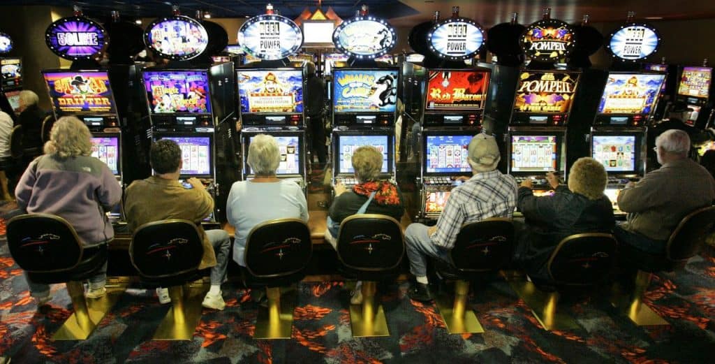 oameni jucand la sloturile cu jackpot progresiv live